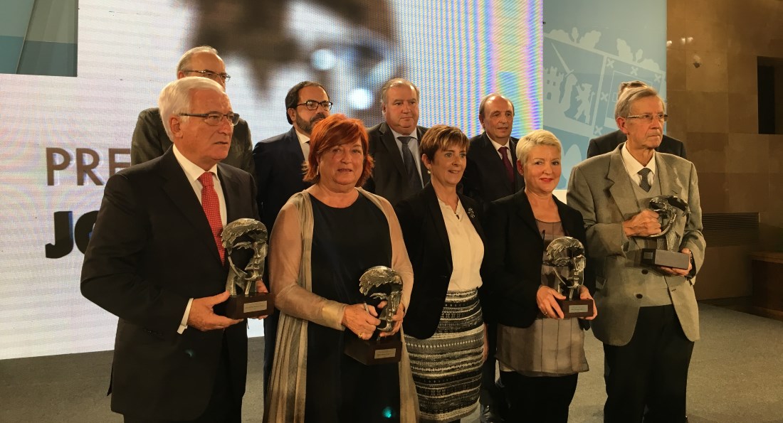 Los premiados posan junto a la consejera Arantxa Tapia y los presidente de Confebask, CEBEK, ADEGI, SEA y la Fundación Bidetik